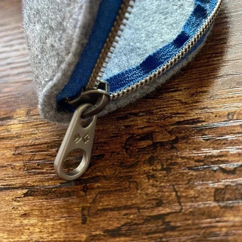 NEW SKAGEN Gray Felt Watch Protector Travel Zippered Pouch - Picture 3 of 5